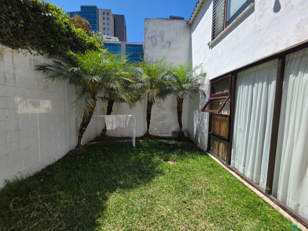 Casa en venta – Zona 10 | Condominio exclusivo de solo 10 casas — foto 2 de 8